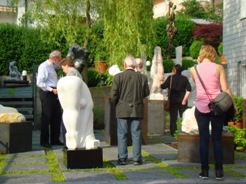 Besucher im Skulpturengarten der Galerie Altesse